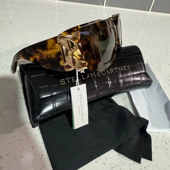 SALE🫶Stella McCartney Tortoise Sunglasses with Gold Detail - Picture 12 of 16
